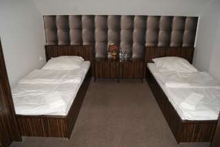Отель Hotel Paola Крачкова Двухместный номер с 1 кроватью или 2 отдельными кроватями-1